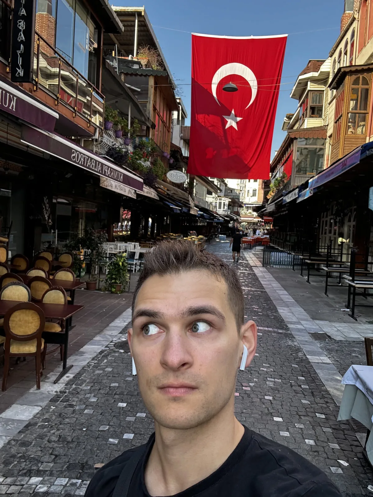 Selfie pod turecką flagą na restauracyjnej uliczce w Stambule